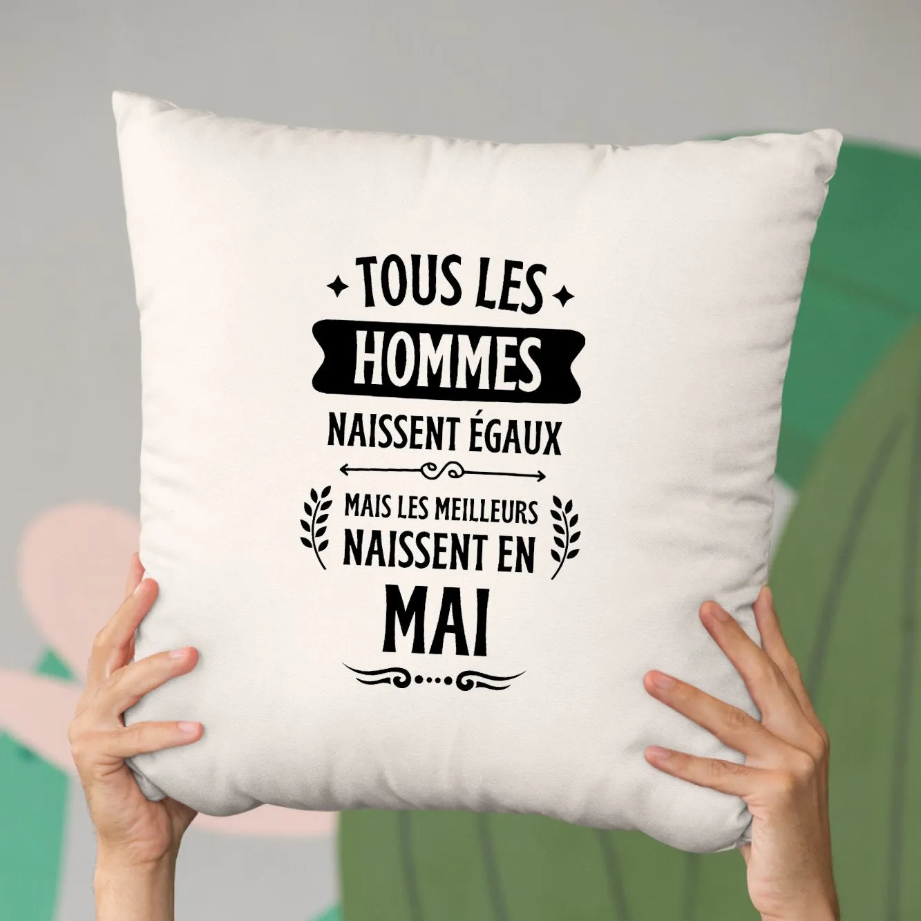 Coussin Tous les hommes naissent égaux les meilleurs en mai