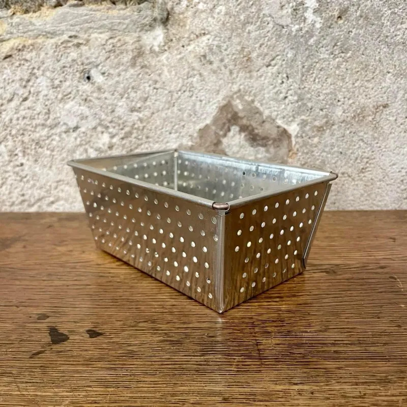 Moule à pain perforé en fer blanc