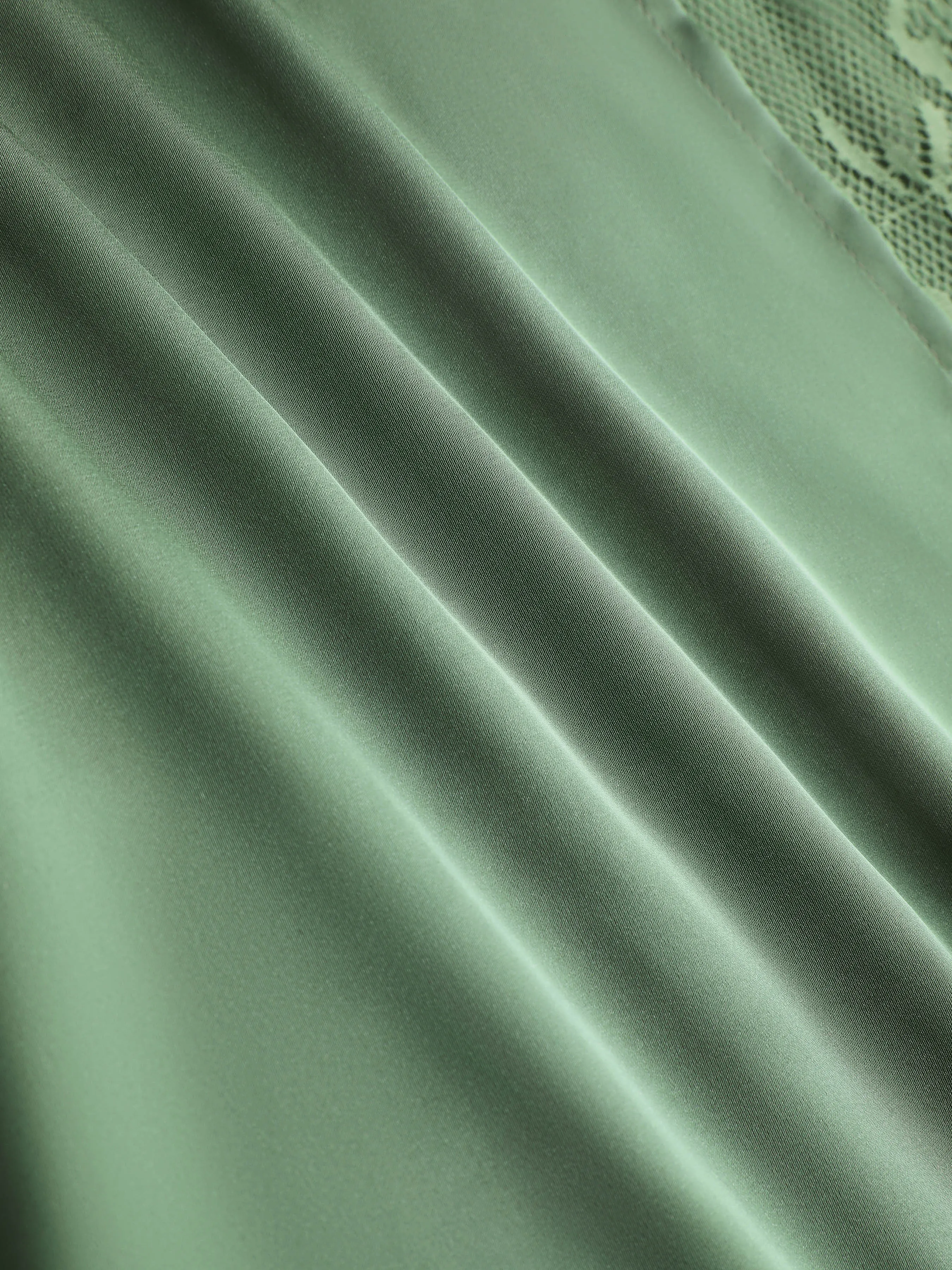  Robe mi-longue satinée à col drapé, dentelle et fente avec bretelles