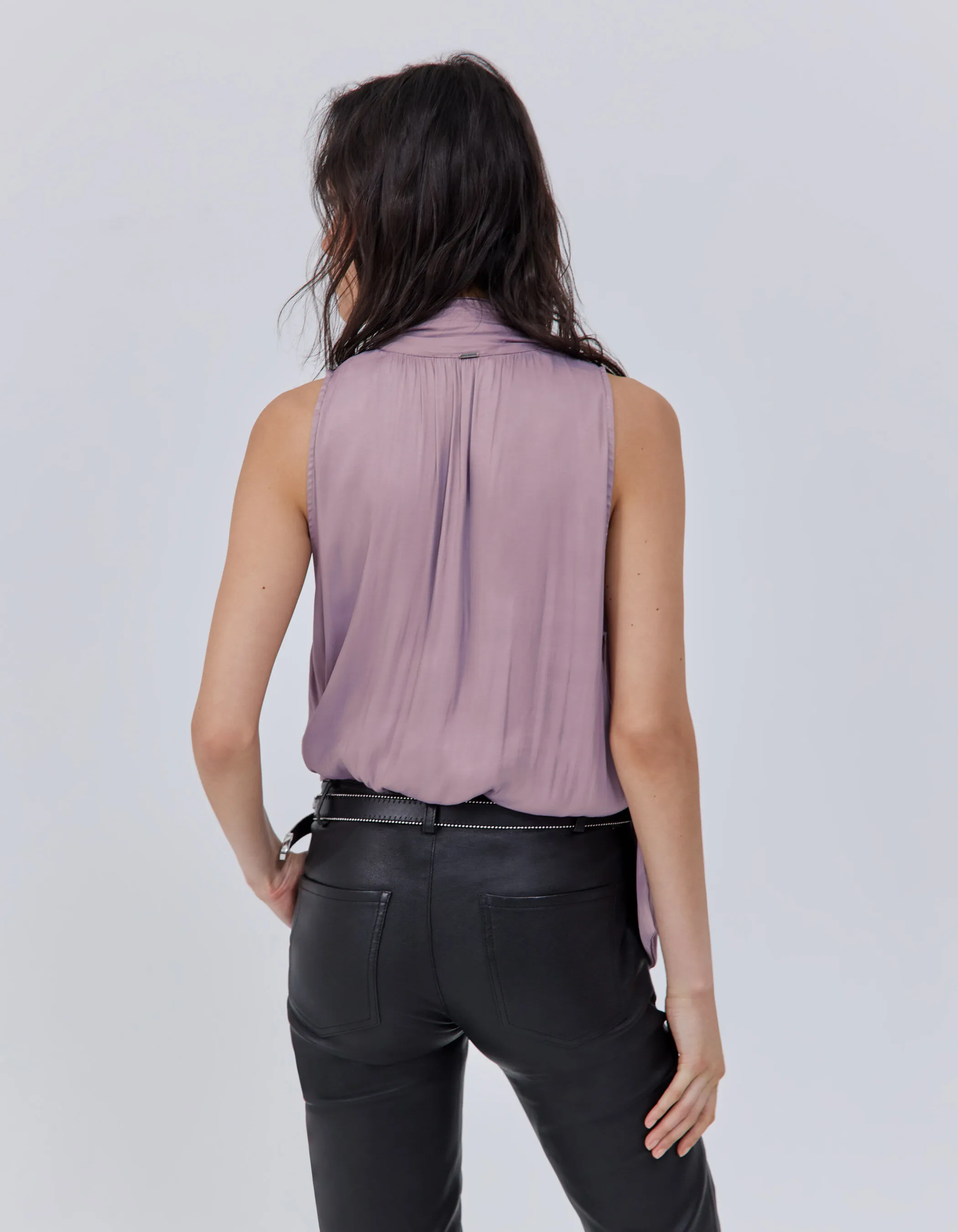 Top lavande fluide à col lavallière Femme